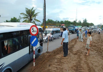 Quốc lộ 1A đoạn Cần Thơ-Cà Mau: Đường thông nhưng cầu vẫn tắc ảnh 1