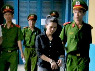 Y án nữ quái giả vợ giám đốc sở để lừa đảo ảnh 1