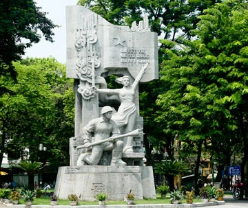 Tượng đài Hà Nội: Chưa đẹp vì thiếu cảnh quan ảnh 3