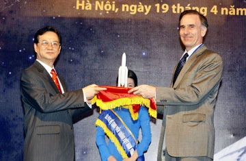 Giám đốc Tập đoàn Arianespace Đông Nam Á Richard Bowles tặng quà lưu niệm cho Thủ tướng Nguyễn Tấn Dũng. Ảnh: TTXVN