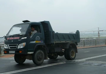 Xe tải “gian” phá cầu Thuận Phước ảnh 2