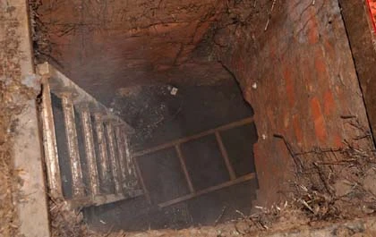 Phát hiện đường hầm cực kỳ công dưới... ATM ảnh 1