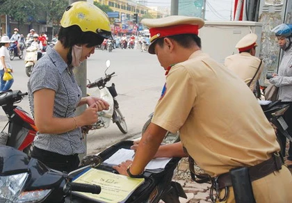 Không nộp phạt sẽ bị trừ lương, kê biên tài sản ảnh 1