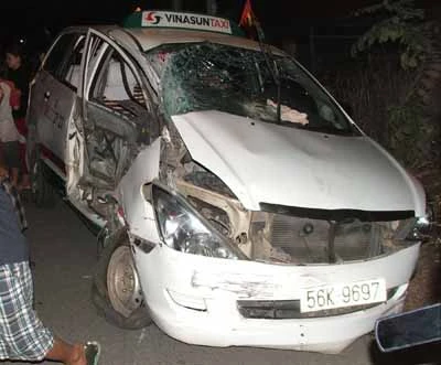 Kinh hoàng xe lửa tông sáu ôtô, ít nhất hai người chết, 26 người bị thương ảnh 2