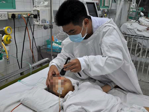 Bé gái 6 tuổi ngã từ lầu 4 chấn thương não ảnh 1