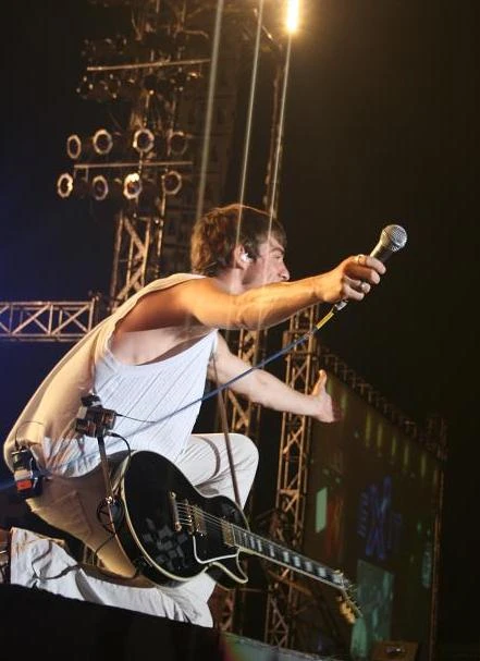 Ban nhạc The Click Five "hâm nóng" sân vận động Quân khu 7 ảnh 12 Ban nhạc The Click Five "hâm nóng" sân vận động Quân khu 7 ảnh 12