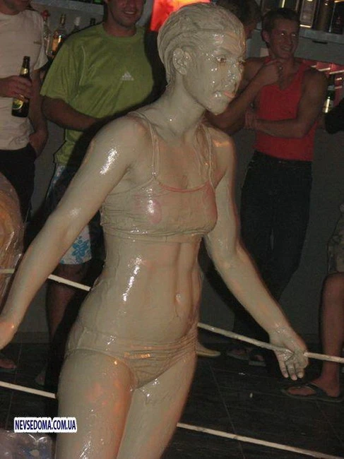 Ngắm những cô nàng xinh đẹp "vật lộn" trong... bùn lầy ảnh 3