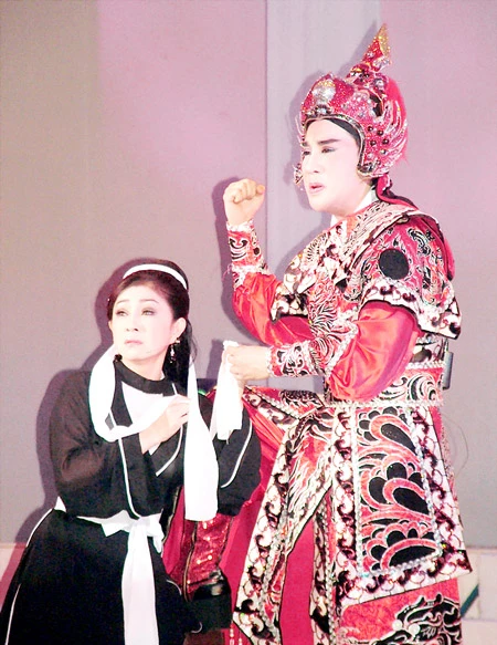 NSƯT Kim Tử Long (bên phải) NSƯT Kim Tử Long (bên phải)