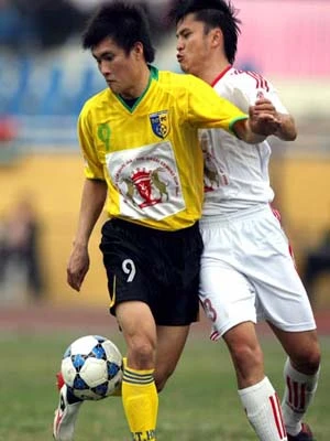 Công Vinh (áo vàng) trong trận T&T Hà Nội gặp Quảng Ngãi ở Cúp Quốc gia 2009. (Ảnh: Quang Minh).