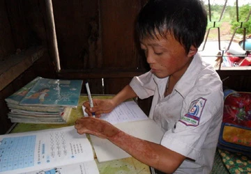 Cậu học trò người Dao khuyết tật hiếu học ảnh 1