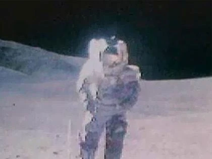 Lần đầu tiên lộ clip "vui vẻ" trên mặt trăng ảnh 2