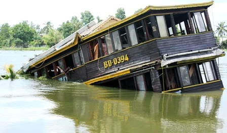 Tàu Dìn Ký lại đang chìm ảnh 5