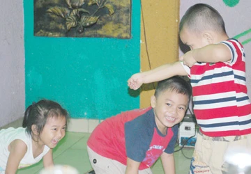 Khổ vì con quá hiếu động ảnh 1