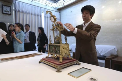 Du khách đập phá trong Tử Cấm Thành ảnh 2