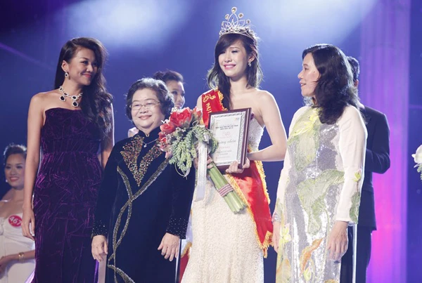 Thu Quyên nức nở khi đăng quang Miss Photo 2012 ảnh 4