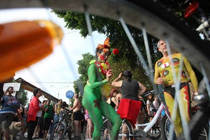 Thế giới khỏa thân đạp xe vì môi trường ảnh 10