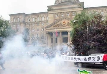 Đốt pháo mừng tử hình quan tham ảnh 1