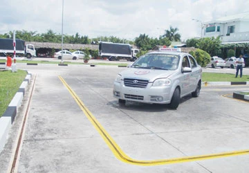 Ngày đầu thi lái xe theo cách mới: 25% thí sinh rớt ảnh 1