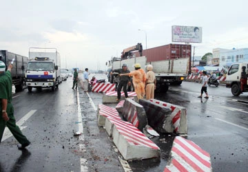 Tai nạn đầu tiên trên cầu vượt bằng thép ảnh 1