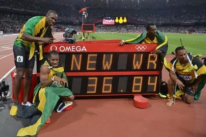 Đội Jamaica của Usain Bolt giành HCV 4x100m ảnh 2