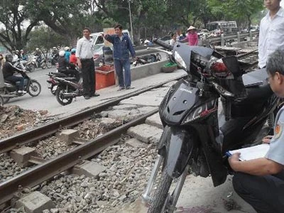Lại tai nạn đường sắt vì cố vượt tàu ảnh 1