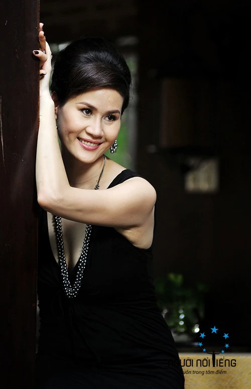 Thân Thúy Hà quý phái đầm đen ảnh 6