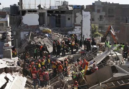 Nhà máy đổ sập do nổ khí gas ở Pakistan ảnh 1