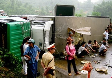 Hai xe tải đối đầu, quốc lộ 70 bị tắc nghẽn hàng giờ ảnh 1