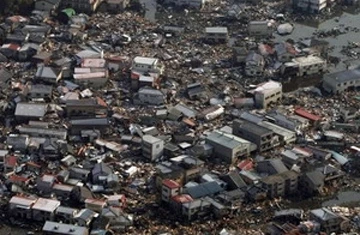 Thực phẩm và xăng cạn kiệt sau thảm họa ở Nhật ảnh 1