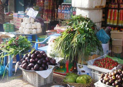 Lá xông được bày bán sẵn cho các bà các mẹ ở thành phố, không có điều kiện đi hái lá thuốc. (Ảnh: Hoài Lương)