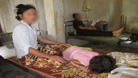 Con bị hiếp, mẹ bị đánh: Nỗi đau tột cùng ảnh 1