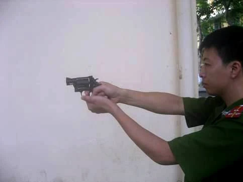Trang bị súng bắn đạn cao su đa năng cho cảnh sát khu vực ảnh 2