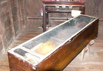 Xác chết 41 năm vẫn nguyên vẹn: Cuộc quật mồ kinh dị ảnh 1