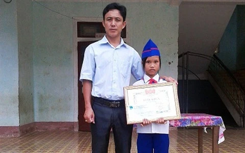 Bé gái lớp 4 lao xuống sông cứu sống em nhỏ ảnh 1