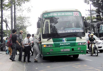 Trẻ đi xe buýt lúc bị thu tiền, lúc không ảnh 1