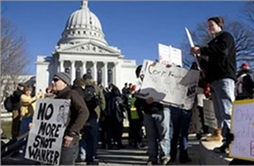 Mỹ: Hàng chục nghìn người biểu tình ở bang Wisconsin ảnh 1 Mỹ: Hàng chục nghìn người biểu tình ở bang Wisconsin ảnh 1