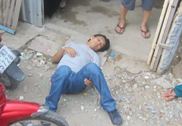 Xem bắt đánh bạc, một người bị bắn vào đùi ảnh 1 Xem bắt đánh bạc, một người bị bắn vào đùi ảnh 1