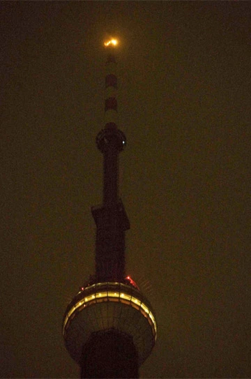 Tháp truyền hình Thượng Hải bốc cháy ảnh 2 Tháp truyền hình Thượng Hải bốc cháy ảnh 2