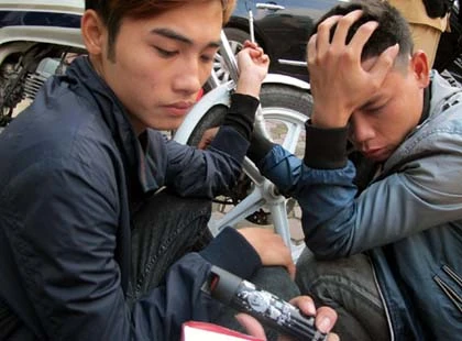 Hài hước vụ nam thanh niên giấu bình xịt hơi cay vào “chỗ kín” ảnh 1