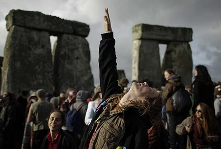 Đón bình minh ngày dài nhất trong năm tại Stonehenge ảnh 5