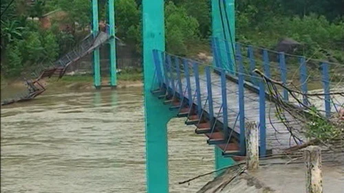 Quảng Ngãi: đứt cầu treo, 300 hộ đồng bào thiểu số bị cô lập ảnh 1