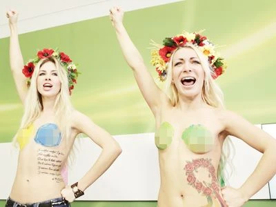 khoa than cuop cup euro 2012 1 Khỏa thân chống đối EURO 2012