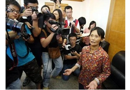 Người phụ nữ nhặt rác là "Anh hùng Trung Quốc" ảnh 1