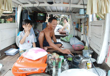 Lênh đênh dưới chân cầu Bình Lợi ảnh 1