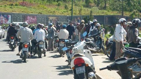 Chùm ảnh: Dân đổ xô ra hồ Xuân Hương bắt cá ảnh 5