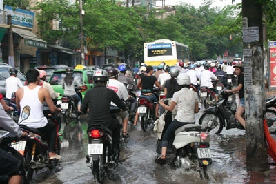 Mưa lớn bất ngờ, nhiều tuyến đường ùn tắc cục bộ ảnh 2