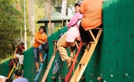 Xem bán hàng qua bờ rào ở Indonesia ảnh 6