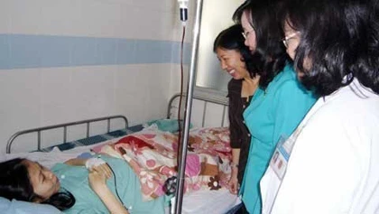 Người mẹ sinh 5 kiệt sức trong hạnh phúc ảnh 1