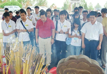 Thanh niên Việt kiều dâng hương tại các nghĩa trang, di tích ảnh 1