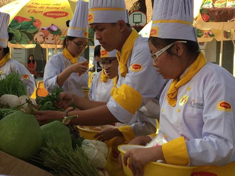 Học sinh sinh viên góp sức giúp người nghèo đón tết ảnh 4